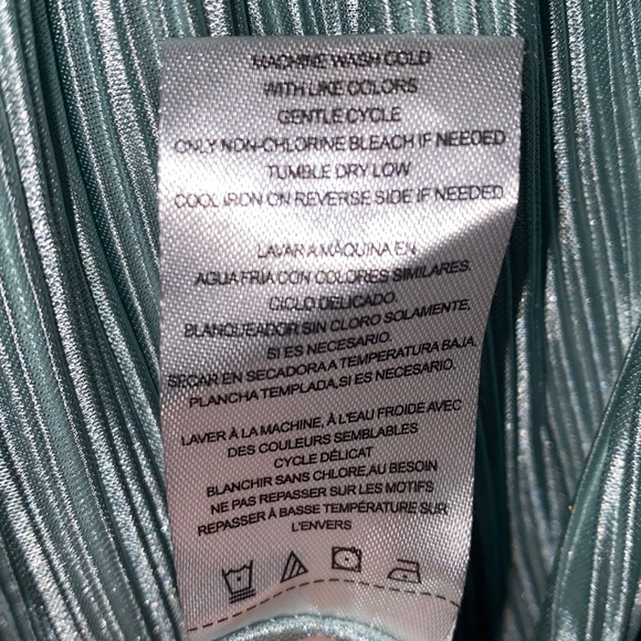 Absolutely Famous Green Pleated Boho Top, Size Large - Picture 8 of 8